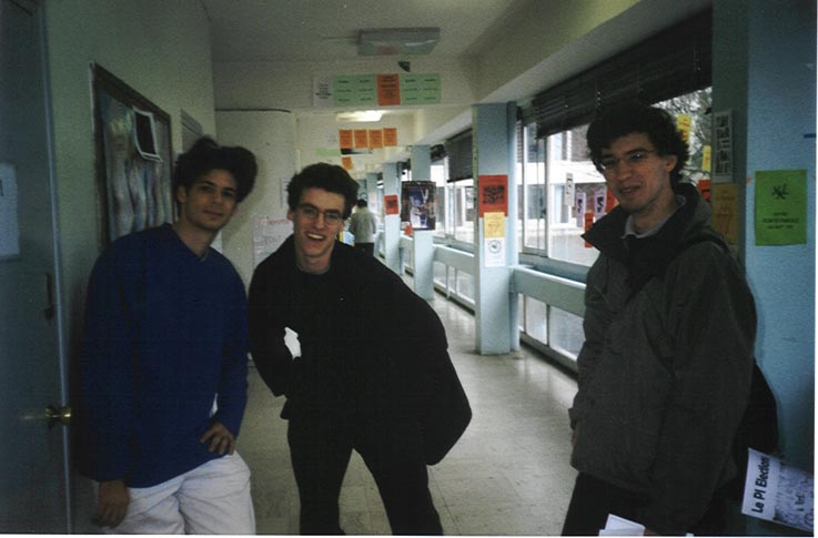 3 Clowns dans le couloir des médias